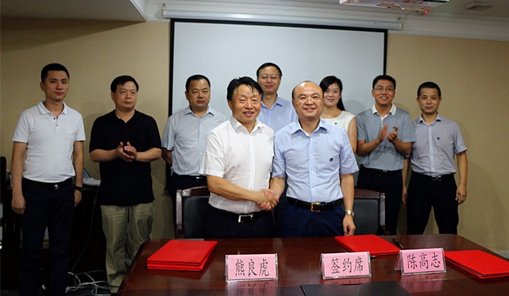 熊良虎代表集团与亿杰集团董事长陈高志签定战术合作和谈.jpg