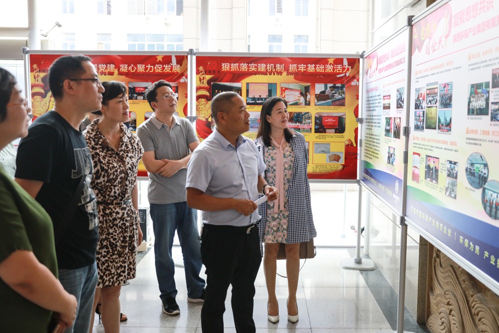 1.集团公司党委副书记、工会主席黄国全携带党员代阐发场参观进建。.jpg